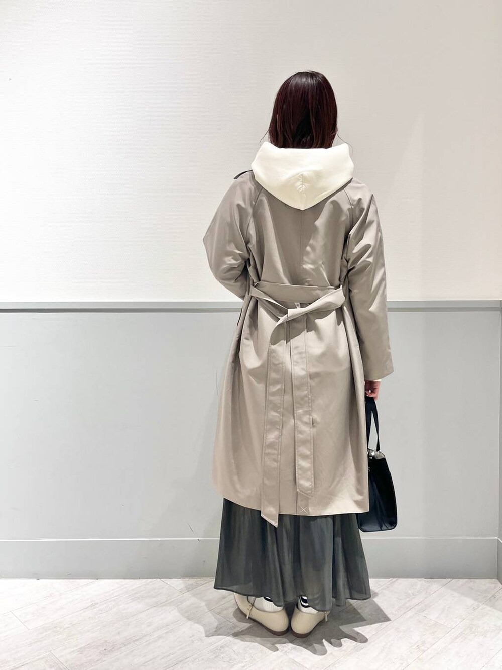 ホワイト系のパンプス、その他のショルダーバッグ、ブラック系のスカートを着用したレディースの冬コーディネートの4枚目の写真
