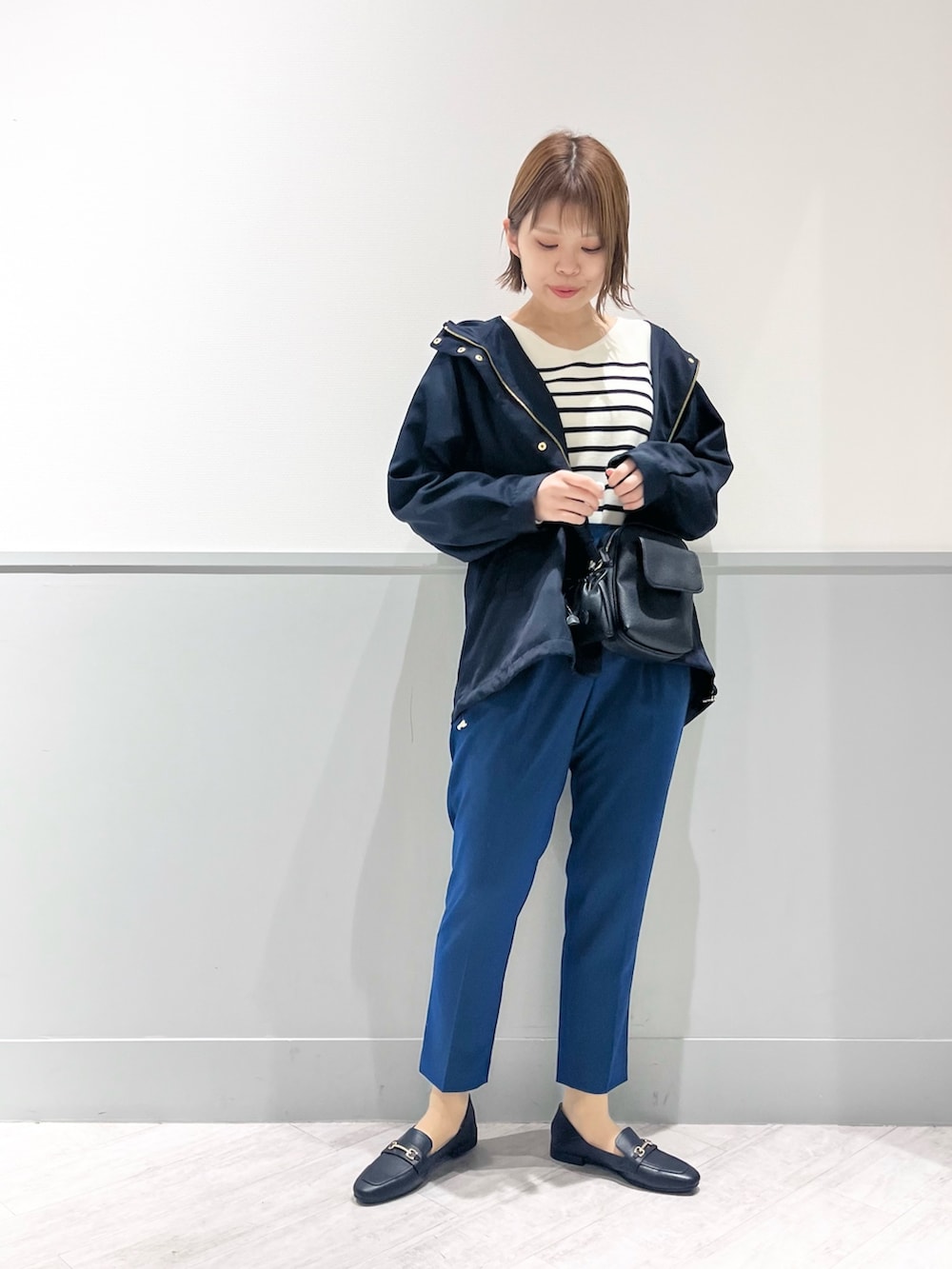 その他のニット/セーター、ブルー系のマウンテンパーカー、ブルー系のスラックスを着用したレディースの春コーディネートの5枚目の写真