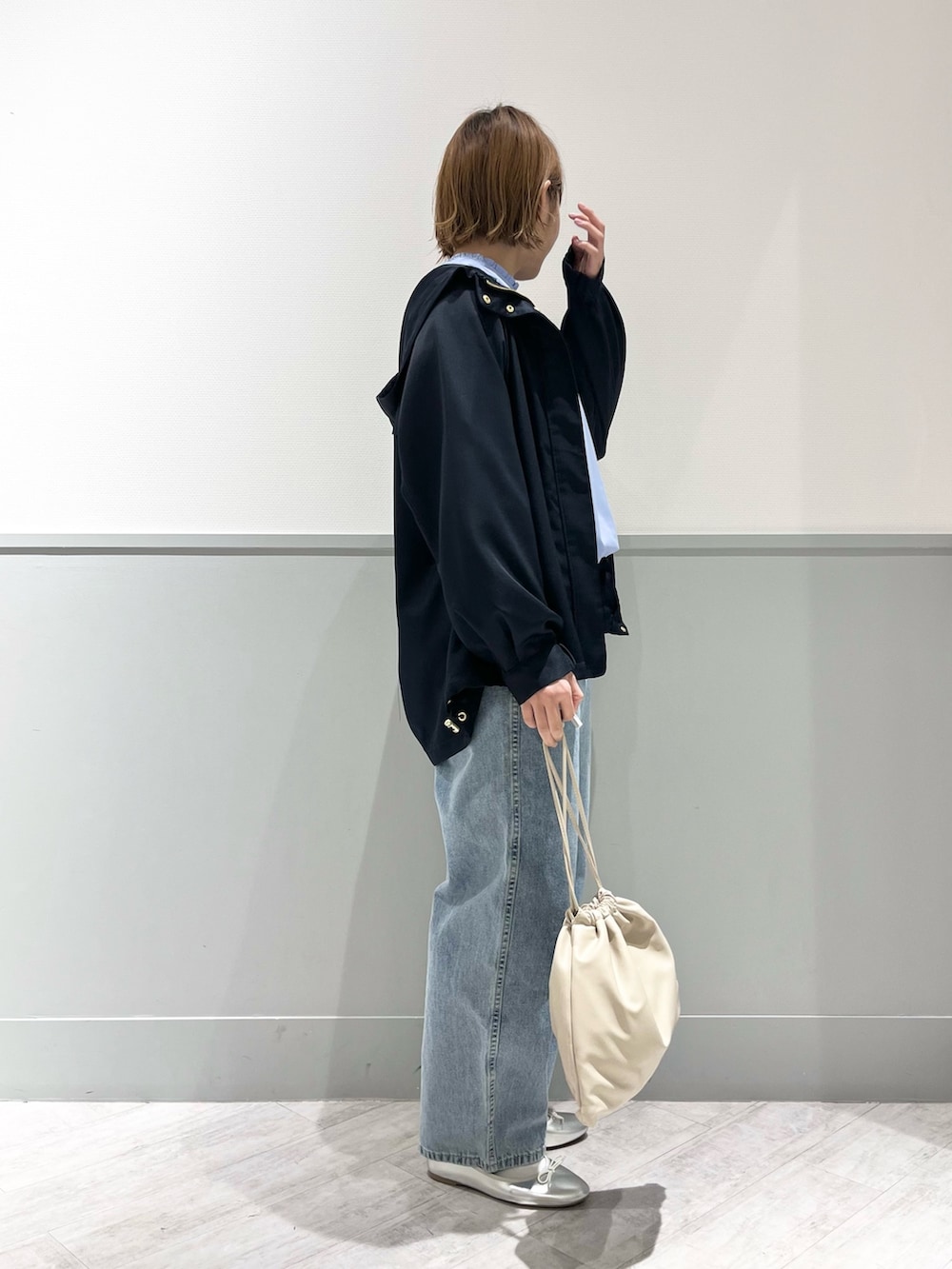 ブルー系のシャツ/ブラウス、ブルー系のマウンテンパーカー、ブルー系のデニムパンツを着用したレディースの春コーディネートの3枚目の写真