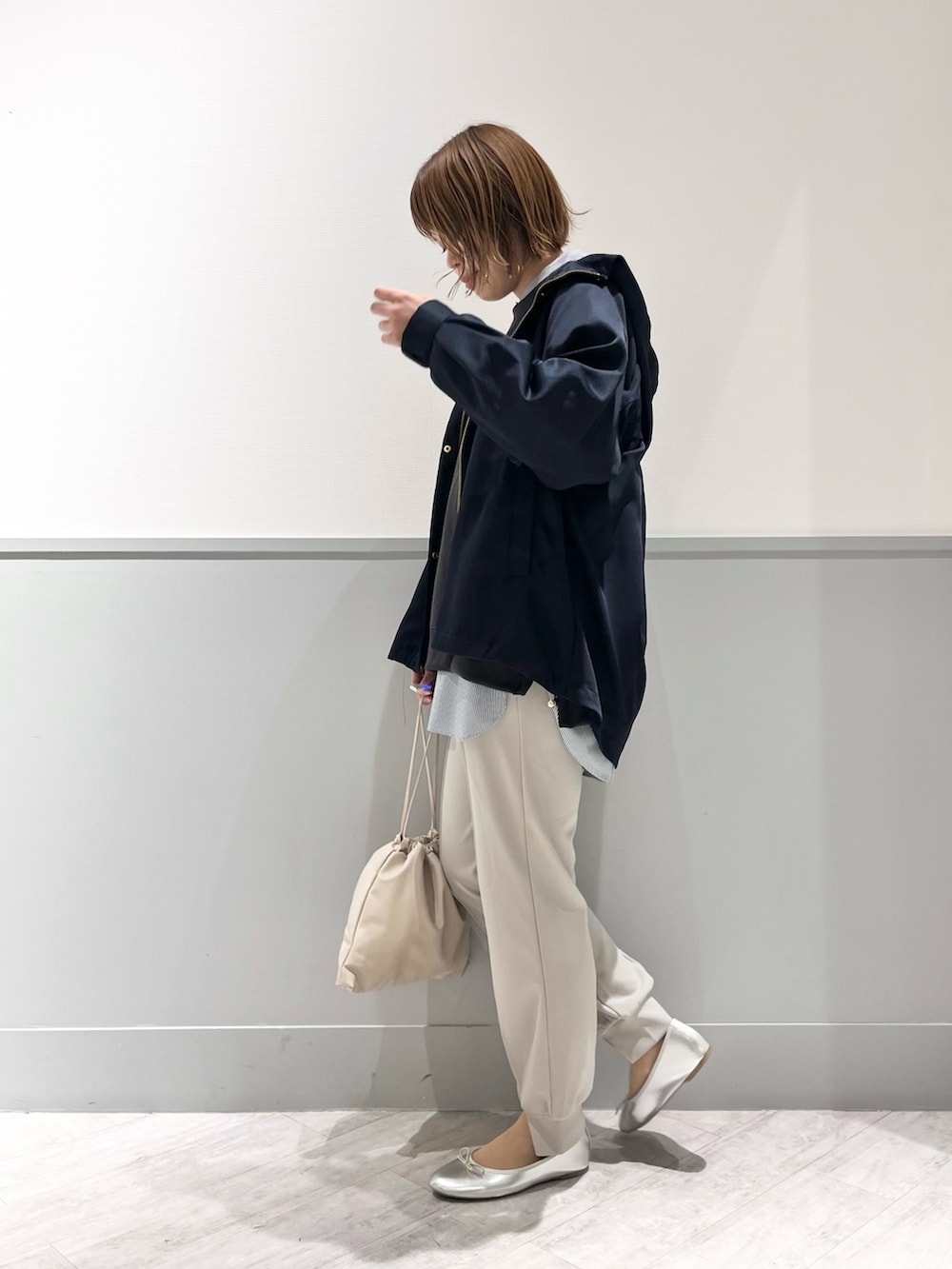 ブルー系のマウンテンパーカー、ブラック系のスウェット、ブルー系のシャツ/ブラウスを着用したレディースの春コーディネートの5枚目の写真