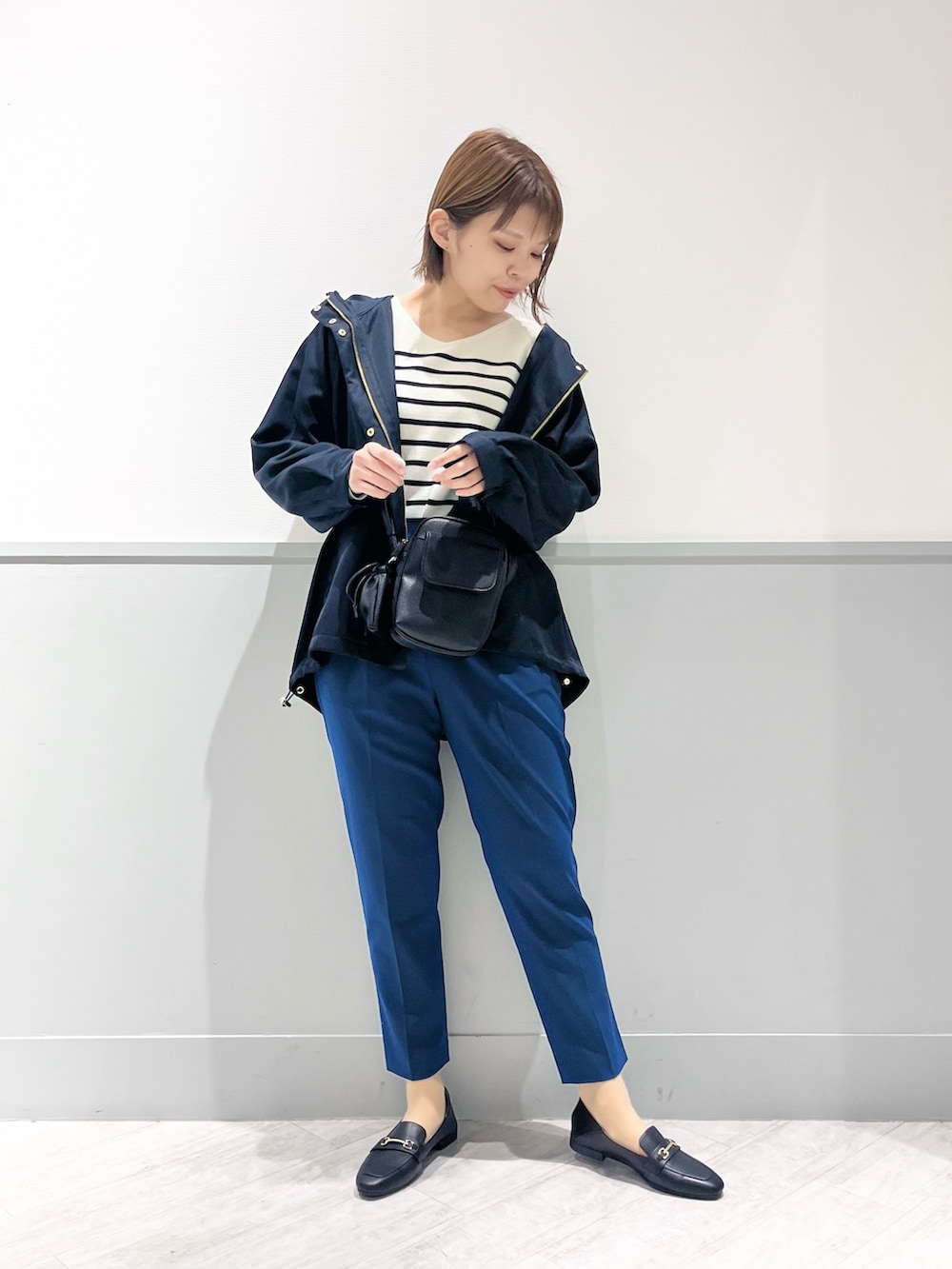 その他のニット/セーター、ブルー系のマウンテンパーカー、ブルー系のスラックスを着用したレディースの春コーディネートの2枚目の写真