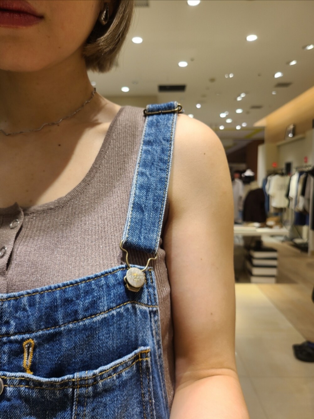 ブルー系のサロペット/オーバーオール、ブラウン系のサンダル、ブラウン系のタンクトップを着用したレディースの夏コーディネートの3枚目の写真