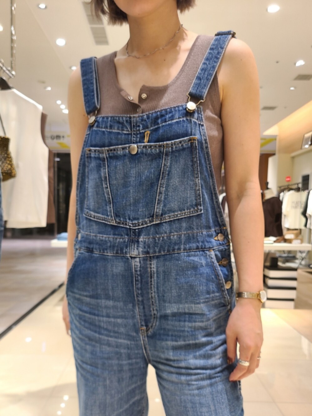 ブルー系のサロペット/オーバーオール、ブラウン系のサンダル、ブラウン系のタンクトップを着用したレディースの夏コーディネートの2枚目の写真