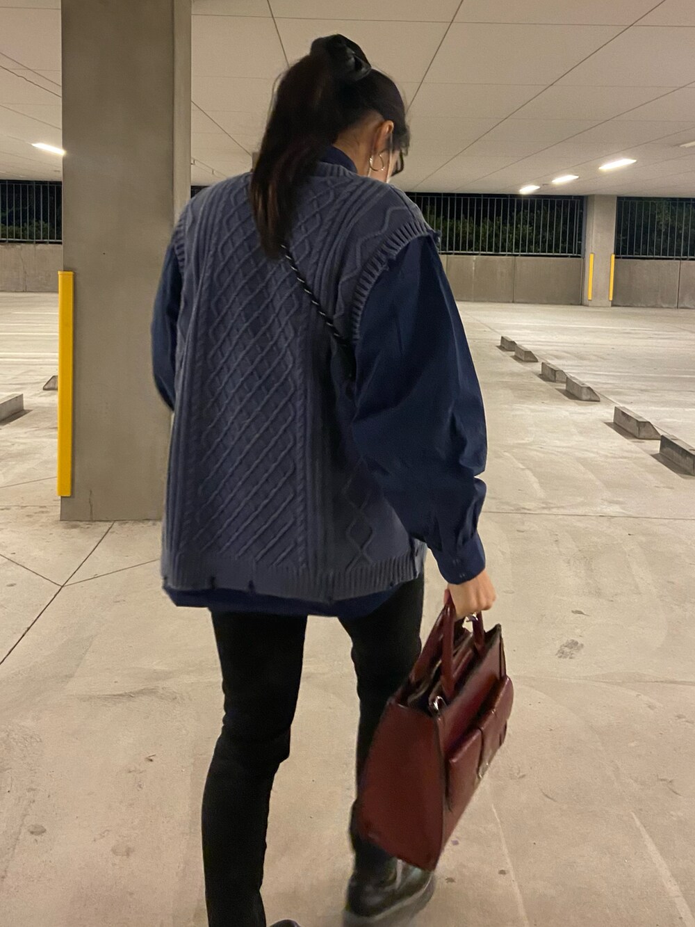 ブルー系のシャツ/ブラウス、レッド系のハンドバッグ、ブラック系のデニムパンツを着用したレディースの秋コーディネートの3枚目の写真