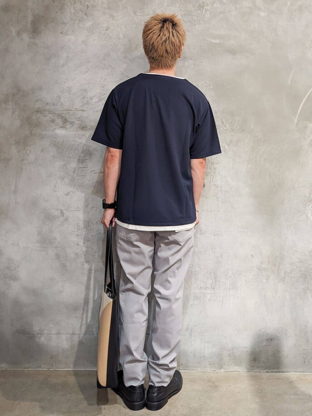 ブルー系のTシャツ/カットソー、グレー系のその他パンツ、ベージュ系のトートバッグを着用したメンズの夏コーディネートの3枚目の写真
