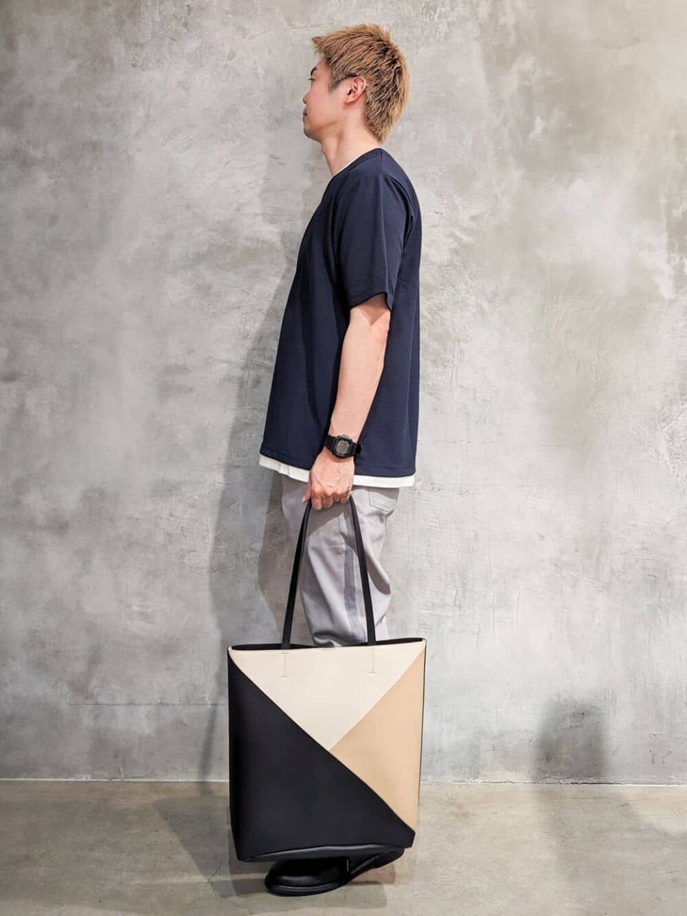 ブルー系のTシャツ/カットソー、グレー系のその他パンツ、ベージュ系のトートバッグを着用したメンズの夏コーディネートの2枚目の写真