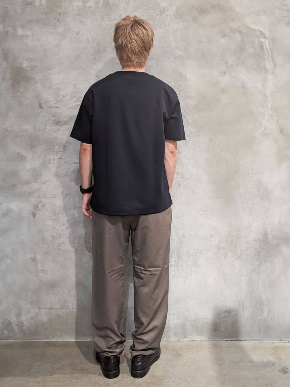 ブルー系のTシャツ/カットソー、ブラウン系のその他パンツ、シルバー系のネックレスを着用したメンズの夏コーディネートの3枚目の写真