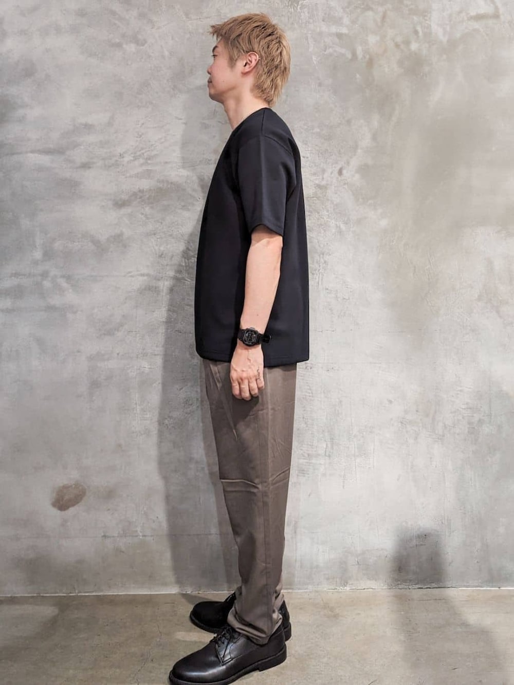 ブルー系のTシャツ/カットソー、ブラウン系のその他パンツ、シルバー系のネックレスを着用したメンズの夏コーディネートの2枚目の写真