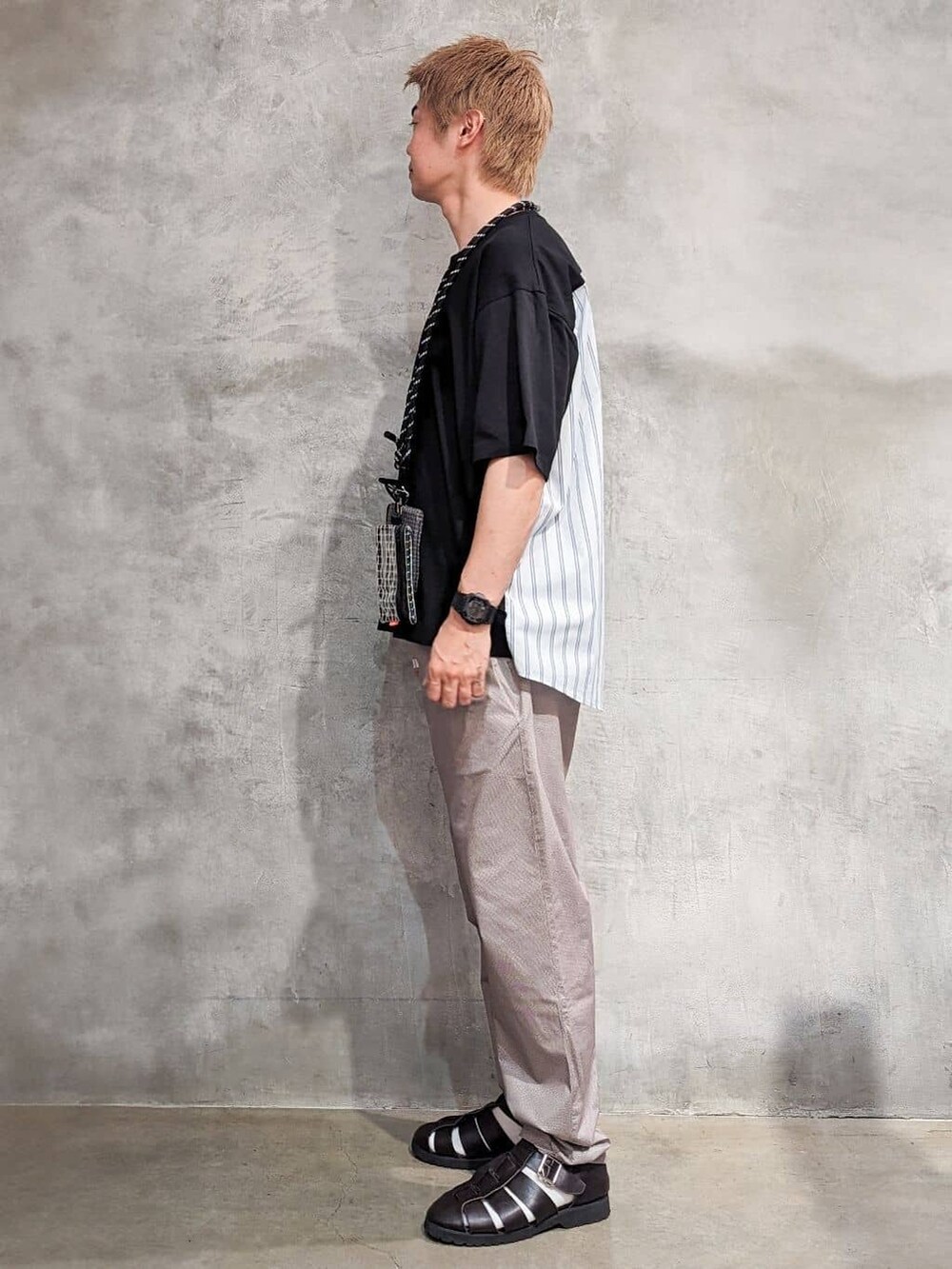 ブラック系のTシャツ/カットソー、ベージュ系のその他パンツを着用したメンズの夏コーディネートの2枚目の写真