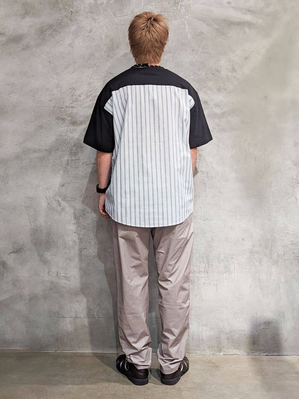 ブラック系のTシャツ/カットソー、ベージュ系のその他パンツを着用したメンズの夏コーディネートの3枚目の写真