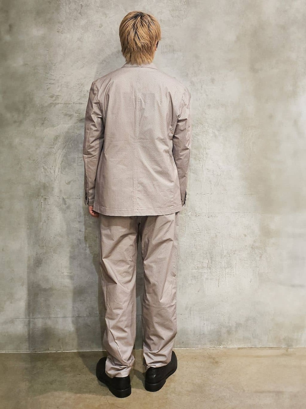 ベージュ系のテーラードジャケット、ホワイト系のTシャツ/カットソー、ベージュ系のその他パンツを着用したメンズの夏コーディネートの3枚目の写真