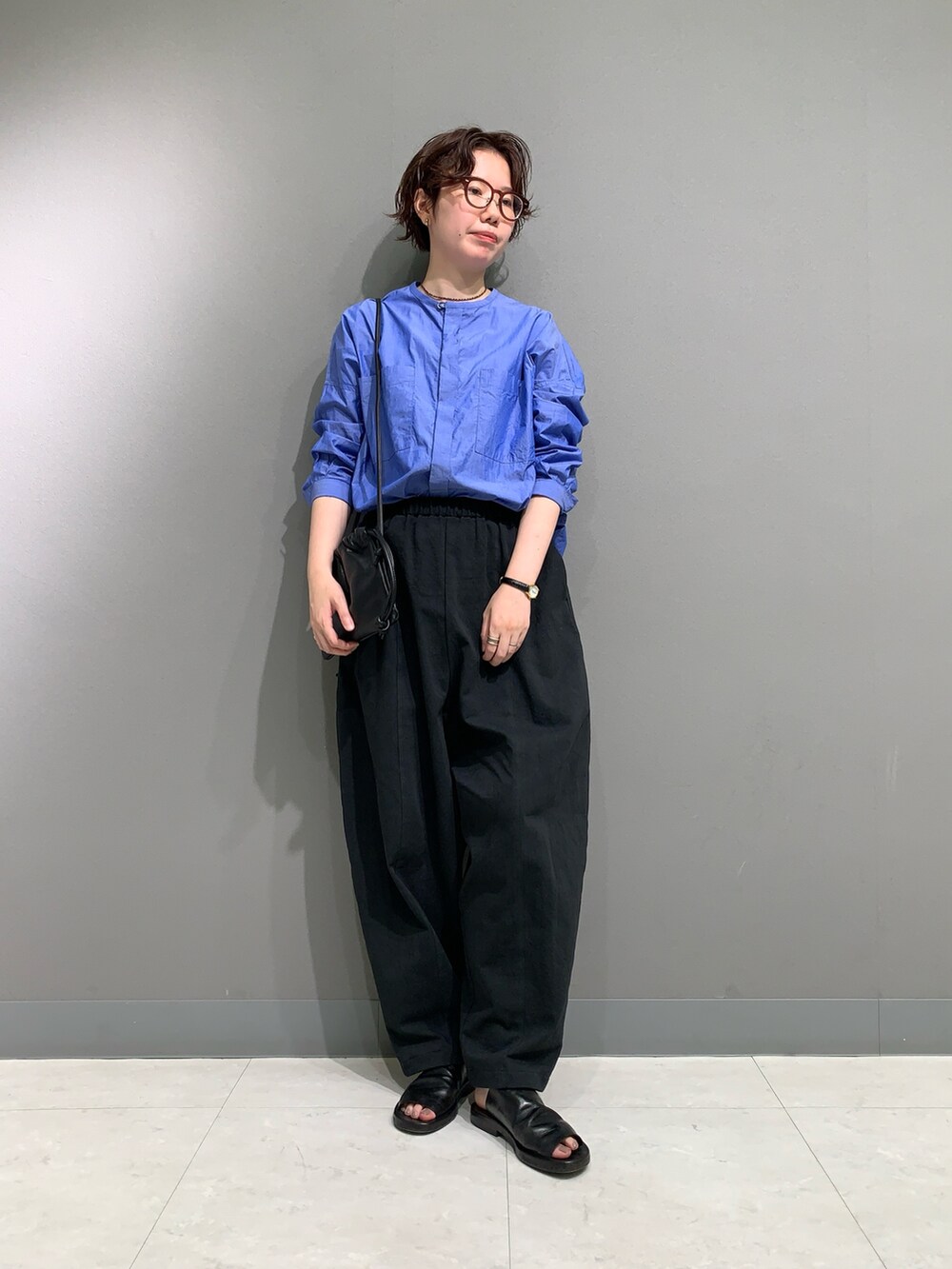 ブルー系のシャツ/ブラウス、ブラック系のその他パンツ、ブラック系のショルダーバッグを着用したレディースの夏コーディネートの2枚目の写真