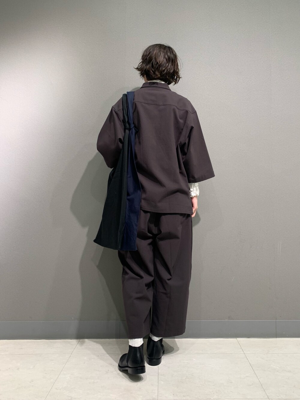 ブラック系のシャツ/ブラウス、ブラック系のその他パンツ、ブラック系のブーツを着用したレディースの冬コーディネートの3枚目の写真