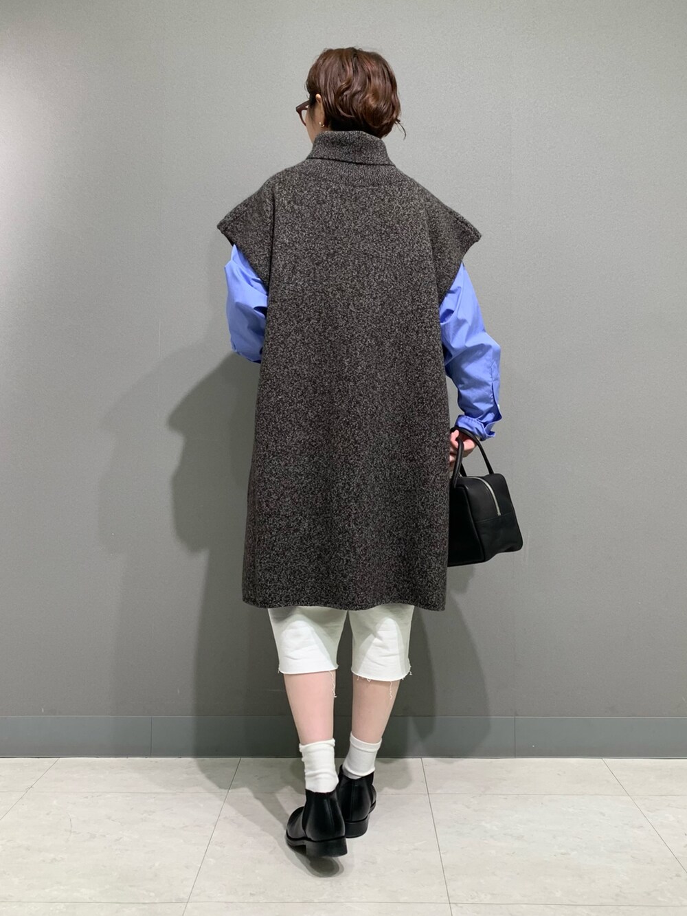 ブラウン系のニット/セーター、ブルー系のシャツ/ブラウス、ホワイト系のその他パンツを着用したレディースの秋コーディネートの3枚目の写真