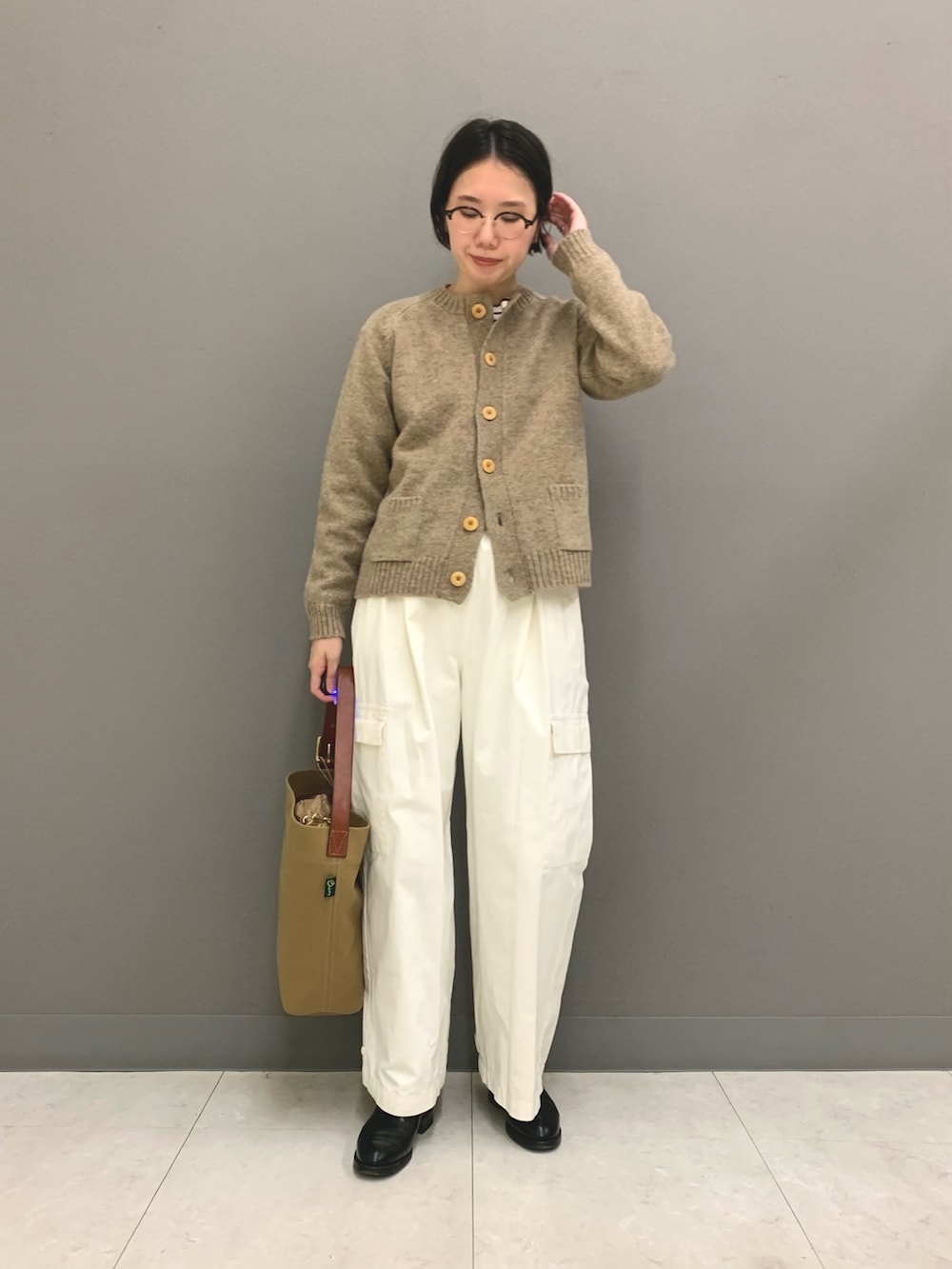 ホワイト系のその他パンツ、ブルー系のショルダーバッグ、ブラック系のブーツを着用したレディースの秋コーディネートの4枚目の写真