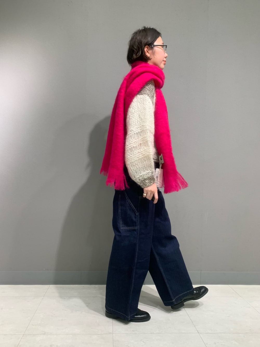 ブルー系のその他パンツ、ホワイト系のニット/セーター、ブラック系のブーツを着用したレディースの冬コーディネートの2枚目の写真