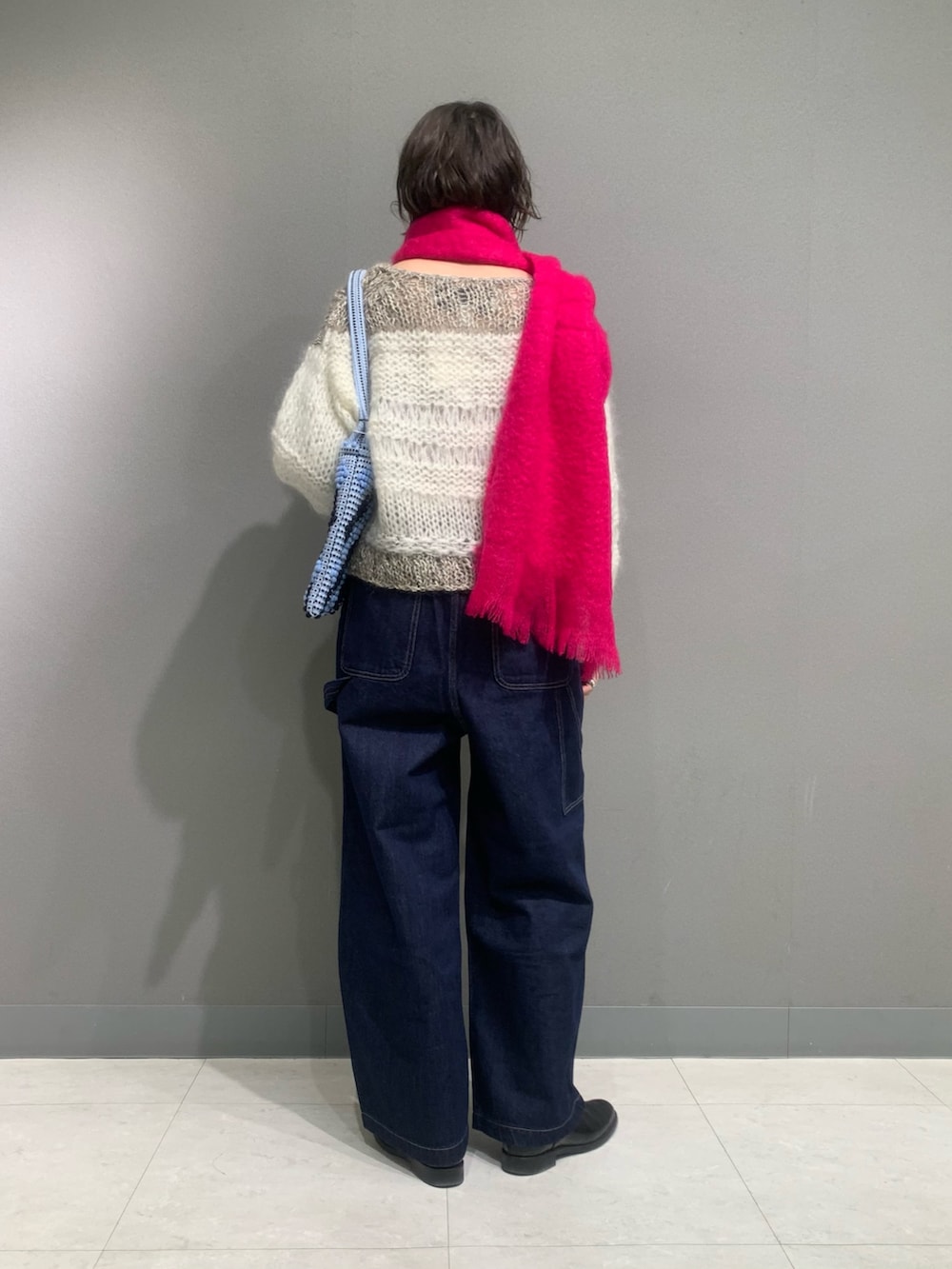 ブルー系のその他パンツ、ホワイト系のニット/セーター、ブラック系のブーツを着用したレディースの冬コーディネートの3枚目の写真