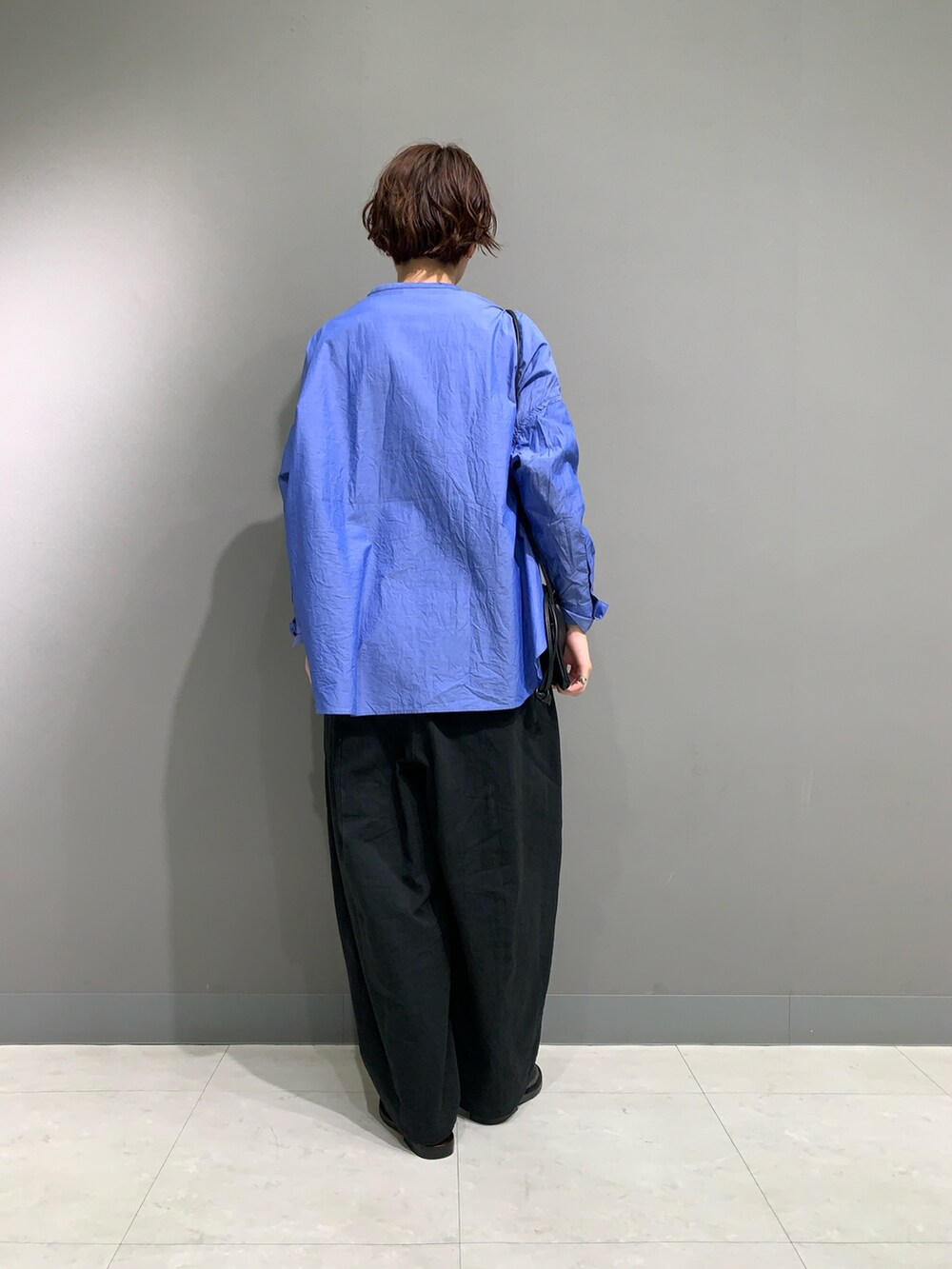 ブルー系のシャツ/ブラウス、ブラック系のその他パンツ、ブラック系のショルダーバッグを着用したレディースの夏コーディネートの5枚目の写真