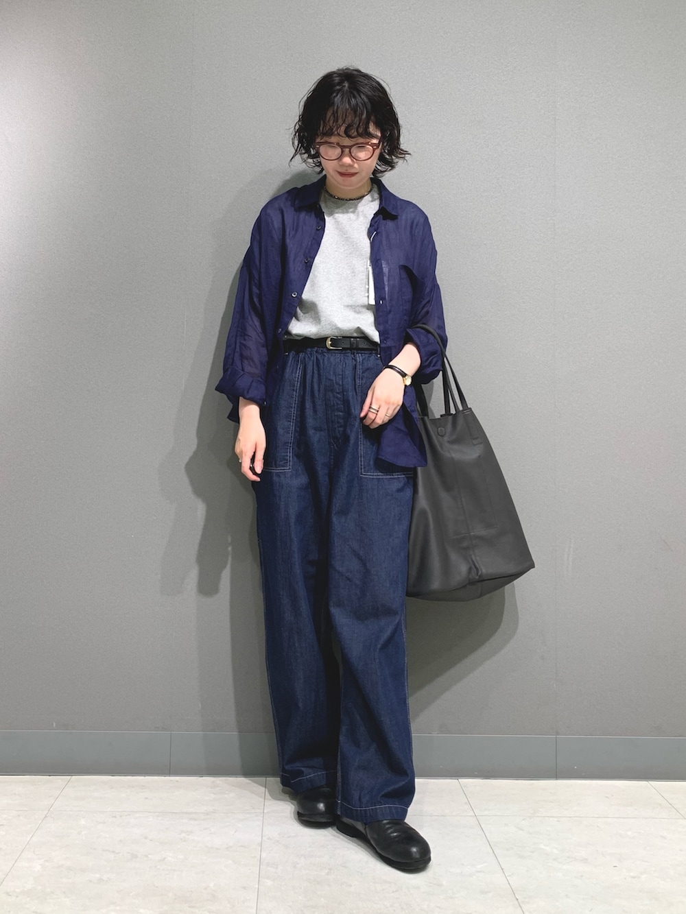 ブルー系のシャツ/ブラウス、グレー系のTシャツ/カットソー、ブルー系のデニムパンツを着用したレディースの夏コーディネートの5枚目の写真