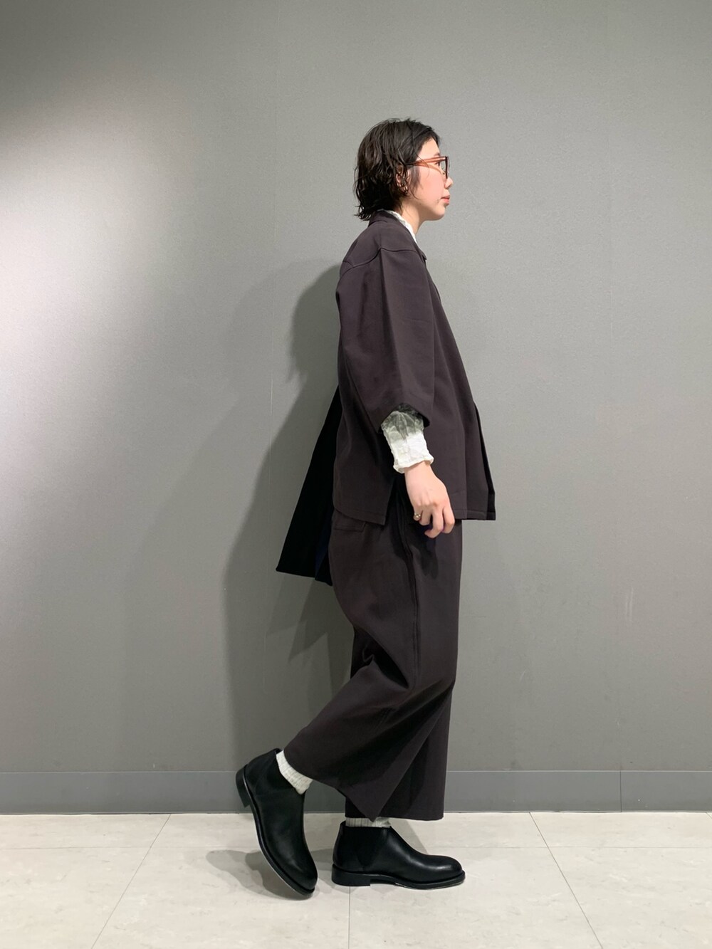 ブラック系のシャツ/ブラウス、ブラック系のその他パンツ、ブラック系のブーツを着用したレディースの冬コーディネートの2枚目の写真