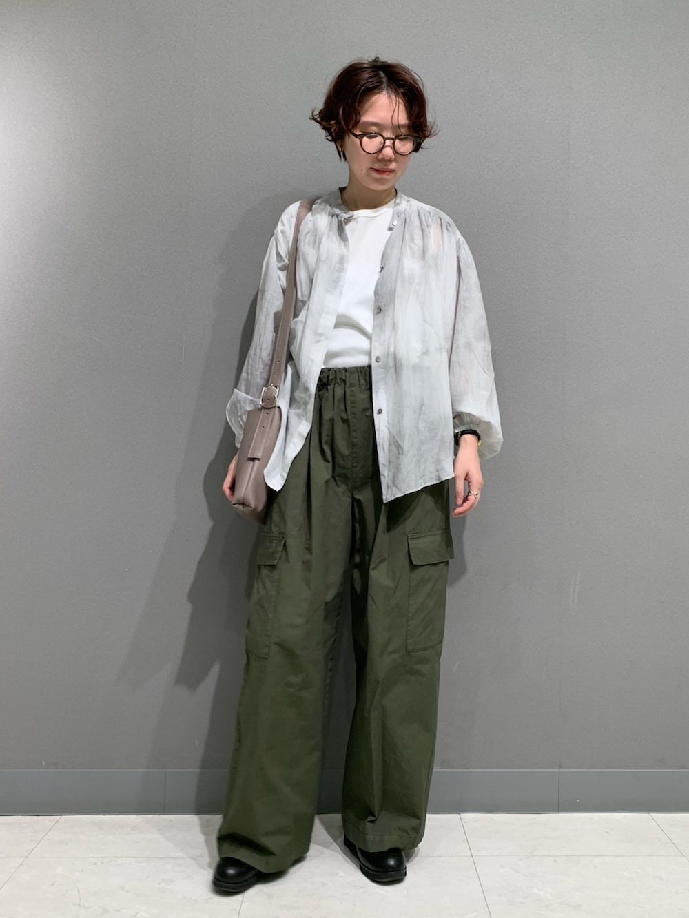 グレー系のシャツ/ブラウス、ホワイト系のタンクトップ、グリーン系のその他パンツを着用したレディースの秋コーディネートの5枚目の写真