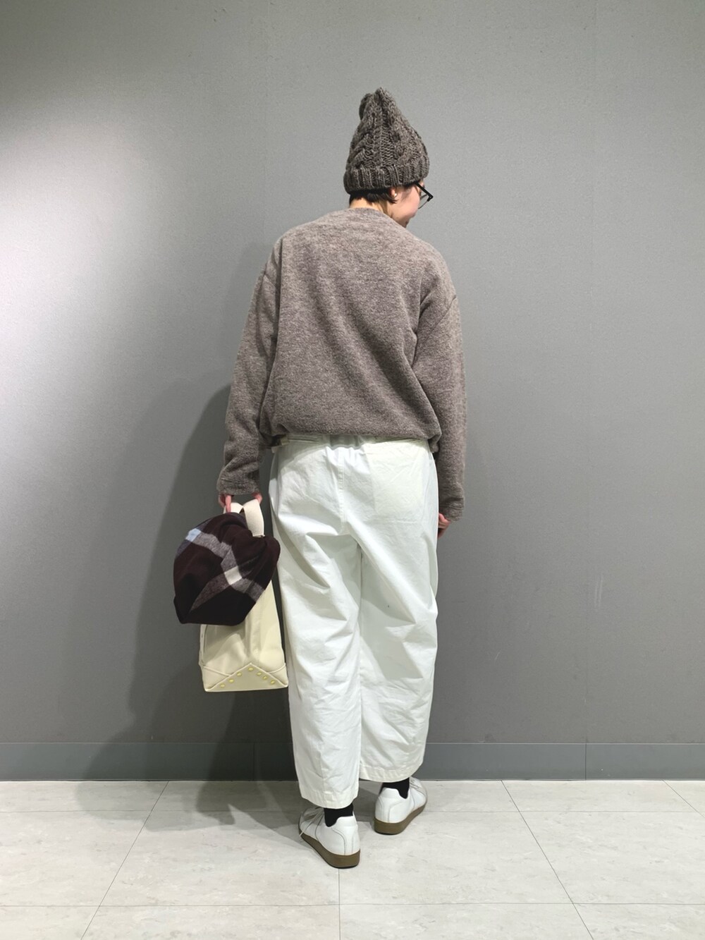 ブラウン系のその他トップス、ホワイト系のその他パンツ、ホワイト系のトートバッグを着用したレディースの冬コーディネートの6枚目の写真