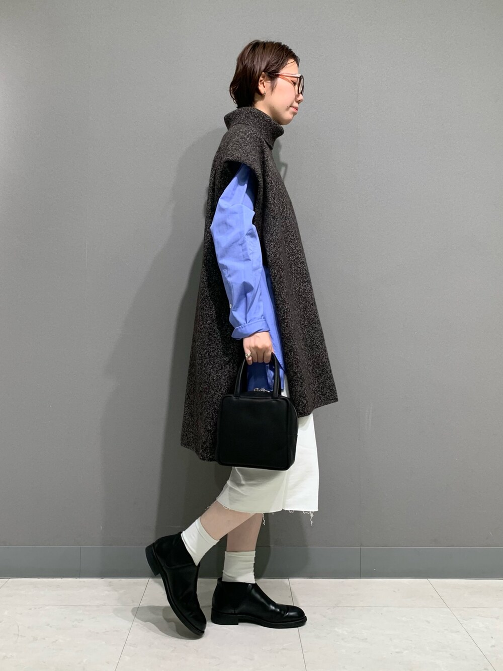 ブラウン系のニット/セーター、ブルー系のシャツ/ブラウス、ホワイト系のその他パンツを着用したレディースの秋コーディネートの2枚目の写真