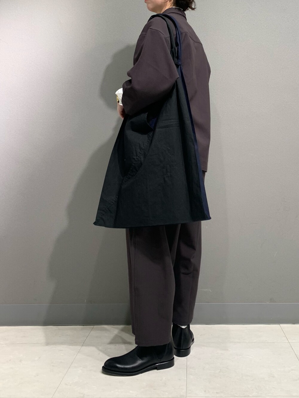 ブラック系のシャツ/ブラウス、ブラック系のその他パンツ、ブラック系のブーツを着用したレディースの冬コーディネートの4枚目の写真