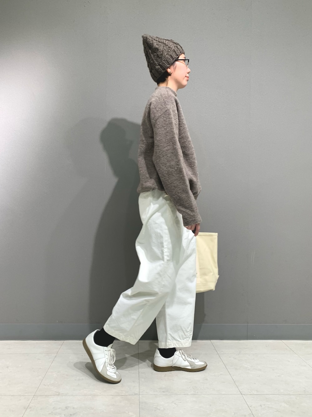 ブラウン系のその他トップス、ホワイト系のその他パンツ、ホワイト系のトートバッグを着用したレディースの冬コーディネートの5枚目の写真