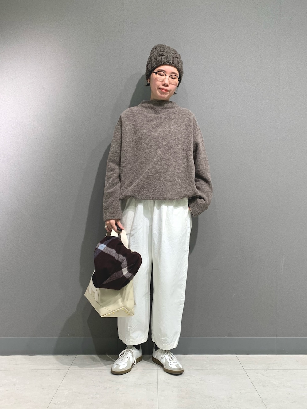 ブラウン系のその他トップス、ホワイト系のその他パンツ、ホワイト系のトートバッグを着用したレディースの冬コーディネートの4枚目の写真