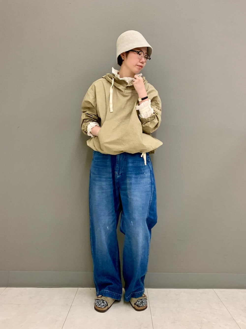 ブルー系のデニムパンツ、ベージュ系のTシャツ/カットソー、ホワイト系のシャツ/ブラウスを着用したレディースの秋コーディネートの2枚目の写真