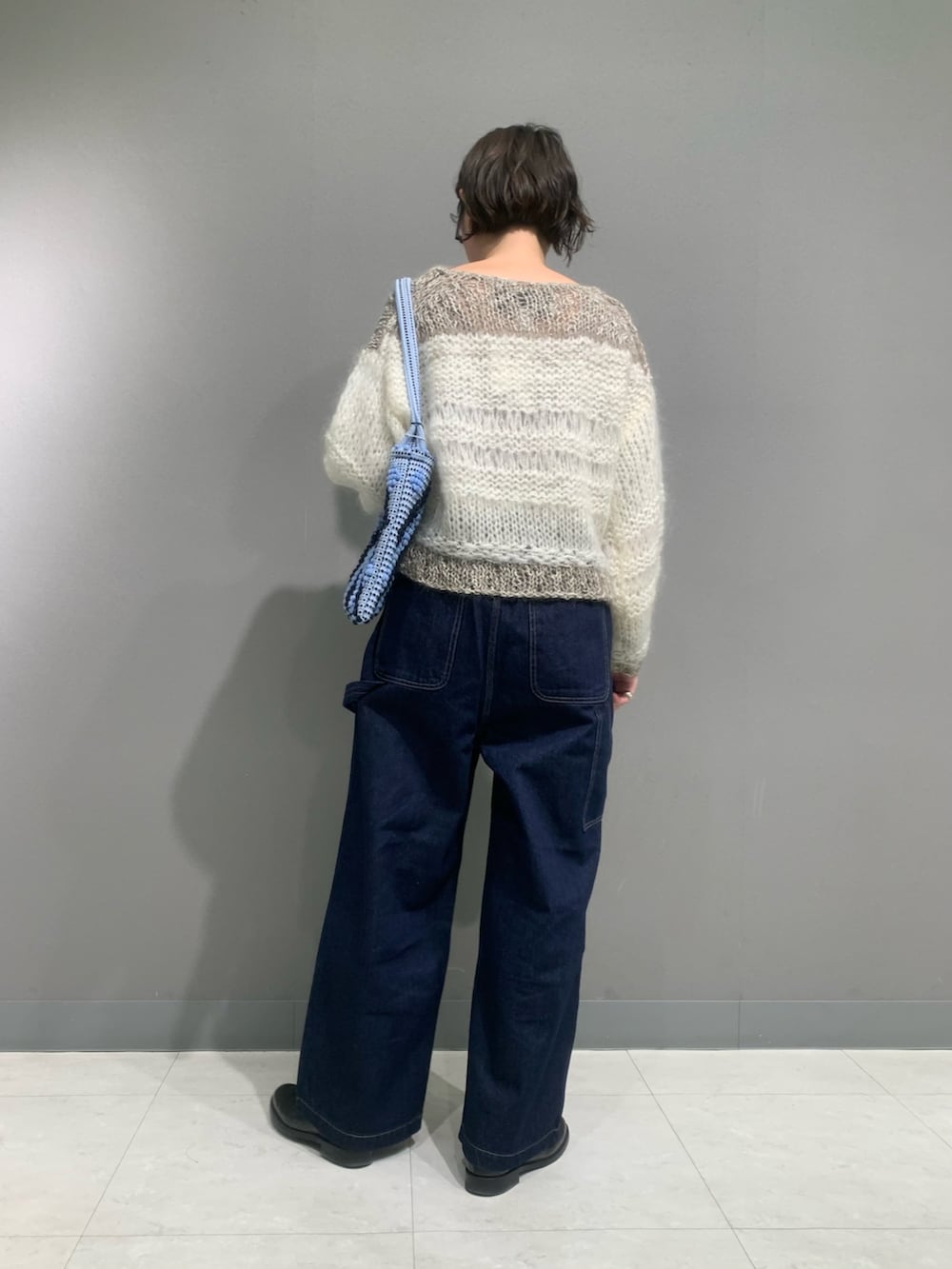 ブルー系のその他パンツ、ホワイト系のニット/セーター、ブラック系のブーツを着用したレディースの冬コーディネートの7枚目の写真