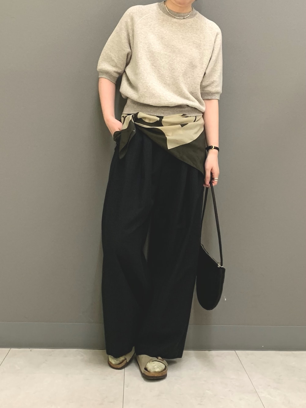 グレー系のスウェット、ブラック系のその他パンツ、ブラック系のハンドバッグを着用したレディースの春コーディネートの2枚目の写真