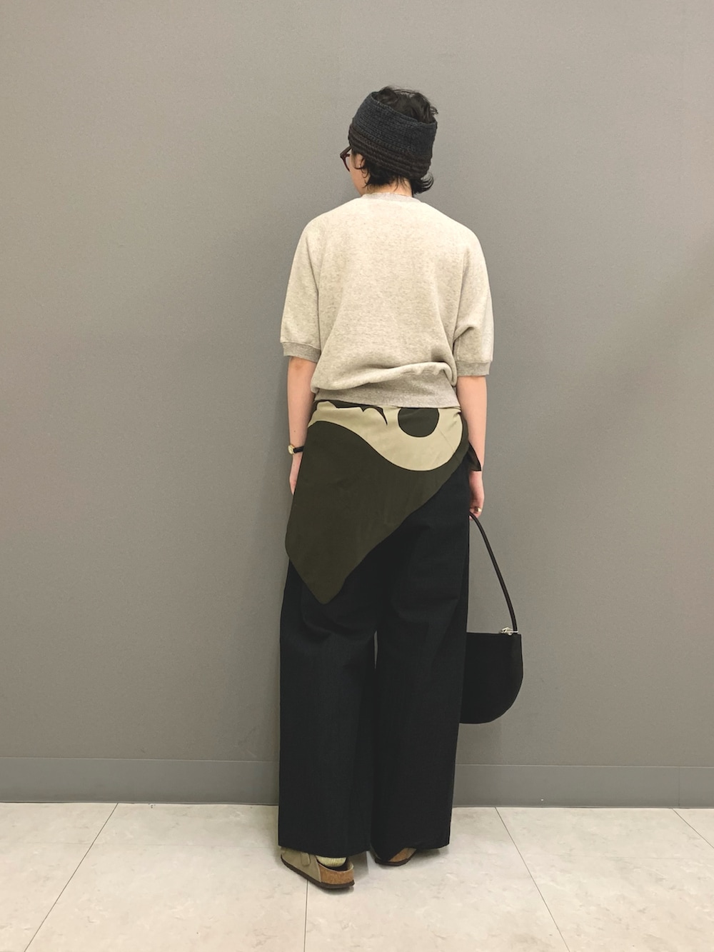 グレー系のスウェット、ブラック系のその他パンツ、ブラック系のハンドバッグを着用したレディースの春コーディネートの4枚目の写真