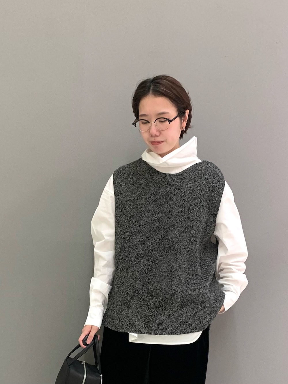 グリーン系のニット/セーター、ホワイト系のシャツ/ブラウス、ブラック系のその他パンツを着用したレディースの秋コーディネートの4枚目の写真