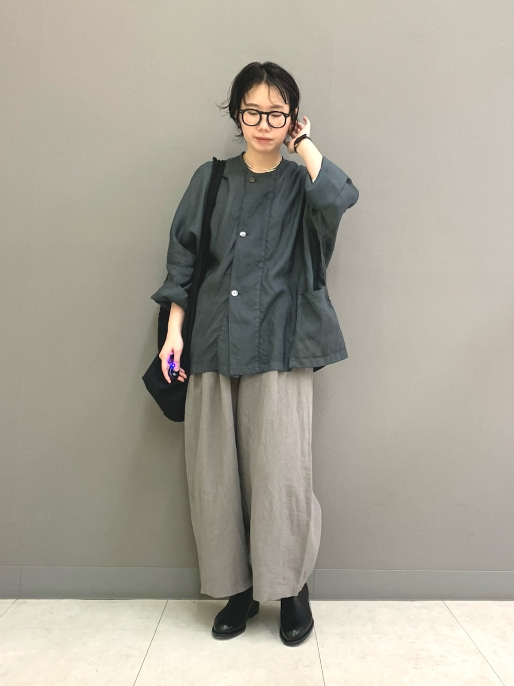 ホワイト系のTシャツ/カットソー、ブラック系のブーツ、ブルー系のノーカラージャケットを着用したレディースの春コーディネートの2枚目の写真