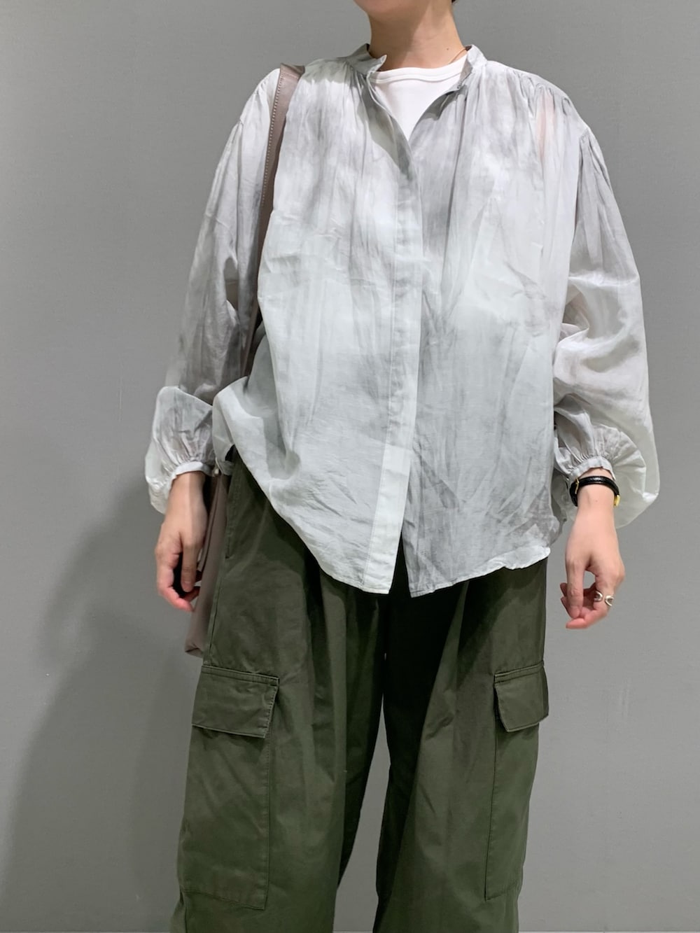 グレー系のシャツ/ブラウス、ホワイト系のタンクトップ、グリーン系のその他パンツを着用したレディースの秋コーディネートの2枚目の写真