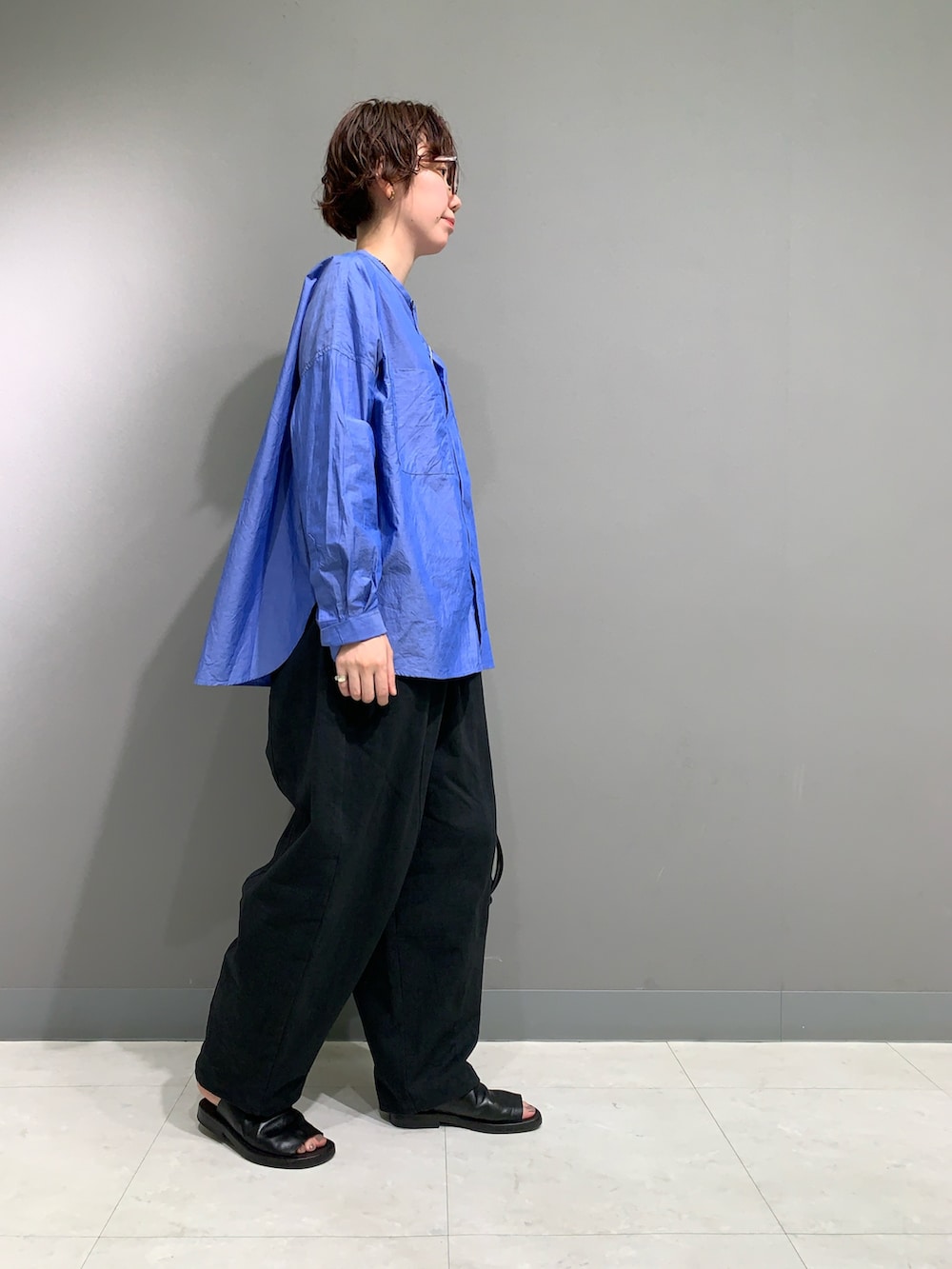 ブルー系のシャツ/ブラウス、ブラック系のその他パンツ、ブラック系のショルダーバッグを着用したレディースの夏コーディネートの4枚目の写真