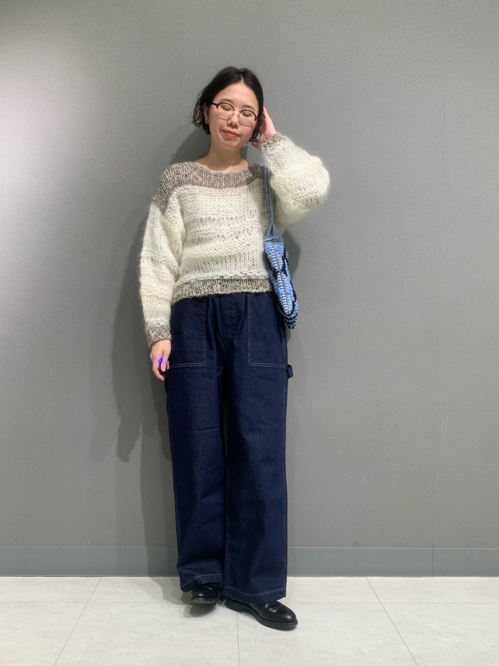 ブルー系のその他パンツ、ホワイト系のニット/セーター、ブラック系のブーツを着用したレディースの冬コーディネートの5枚目の写真