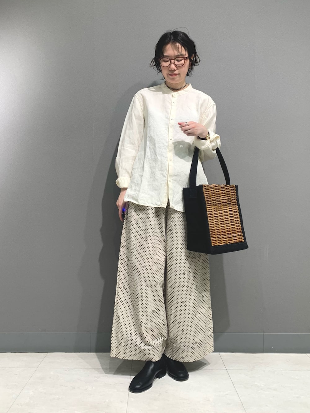 ホワイト系のシャツ/ブラウス、ベージュ系のその他パンツ、ブラック系のトートバッグを着用したレディースの春コーディネートの2枚目の写真