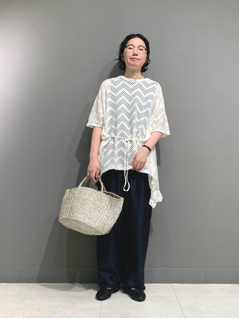 ホワイト系のTシャツ/カットソー、ブラック系のタンクトップ、グレー系のその他パンツを着用したレディースの春コーディネートの4枚目の写真