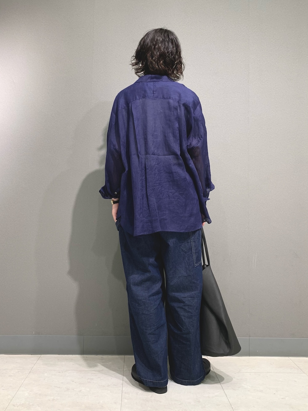 ブルー系のシャツ/ブラウス、グレー系のTシャツ/カットソー、ブルー系のデニムパンツを着用したレディースの夏コーディネートの4枚目の写真