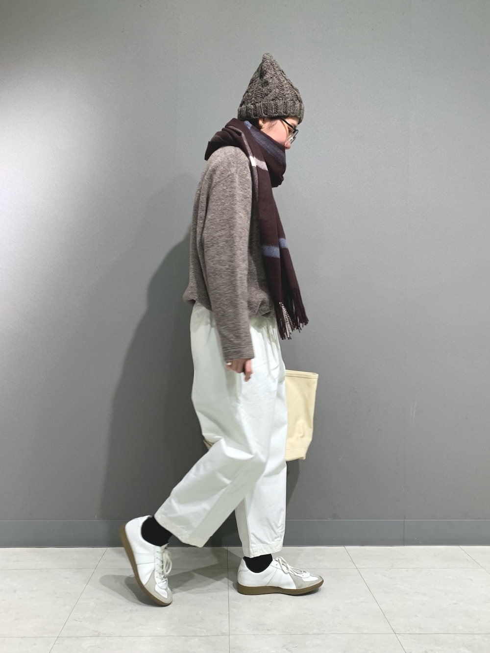 ブラウン系のその他トップス、ホワイト系のその他パンツ、ホワイト系のトートバッグを着用したレディースの冬コーディネートの2枚目の写真