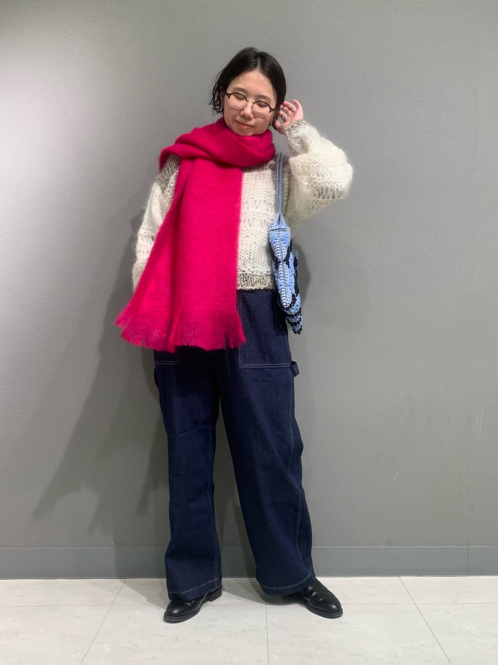 ブルー系のその他パンツ、ホワイト系のニット/セーター、ブラック系のブーツを着用したレディースの冬コーディネートの4枚目の写真