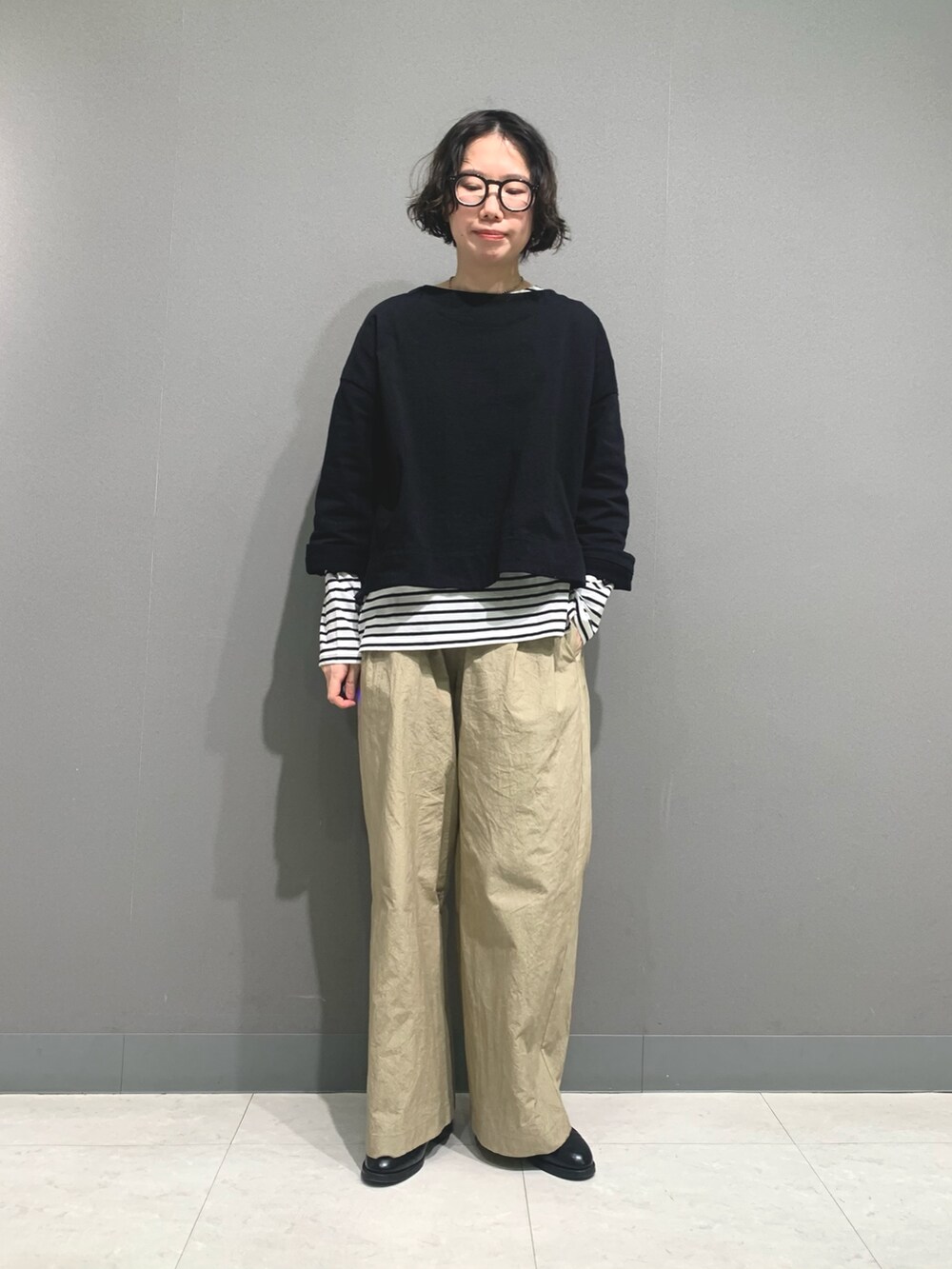 ブラック系のTシャツ/カットソー、ブラック系のTシャツ/カットソー、ベージュ系のその他パンツを着用したレディースの冬コーディネートの2枚目の写真