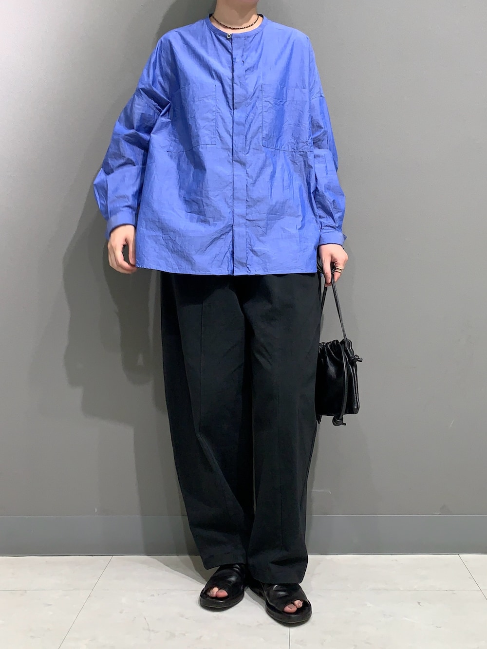 ブルー系のシャツ/ブラウス、ブラック系のその他パンツ、ブラック系のショルダーバッグを着用したレディースの夏コーディネートの3枚目の写真