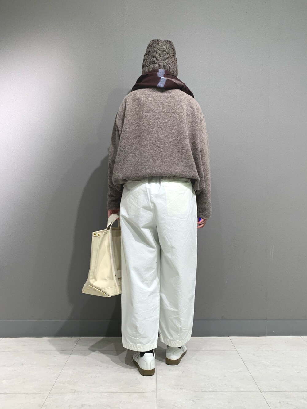 ブラウン系のその他トップス、ホワイト系のその他パンツ、ホワイト系のトートバッグを着用したレディースの冬コーディネートの3枚目の写真
