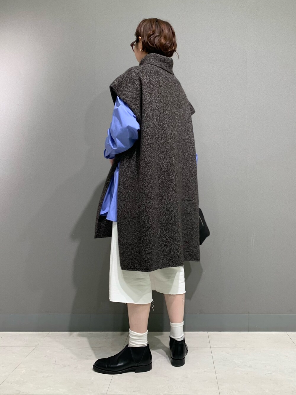 ブラウン系のニット/セーター、ブルー系のシャツ/ブラウス、ホワイト系のその他パンツを着用したレディースの秋コーディネートの5枚目の写真