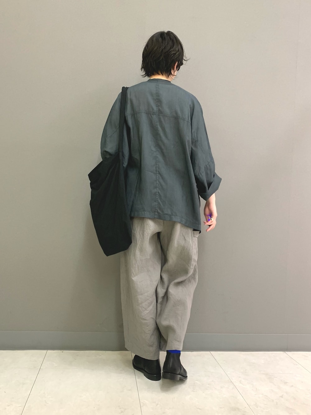 ホワイト系のTシャツ/カットソー、ブラック系のブーツ、ブルー系のノーカラージャケットを着用したレディースの春コーディネートの4枚目の写真