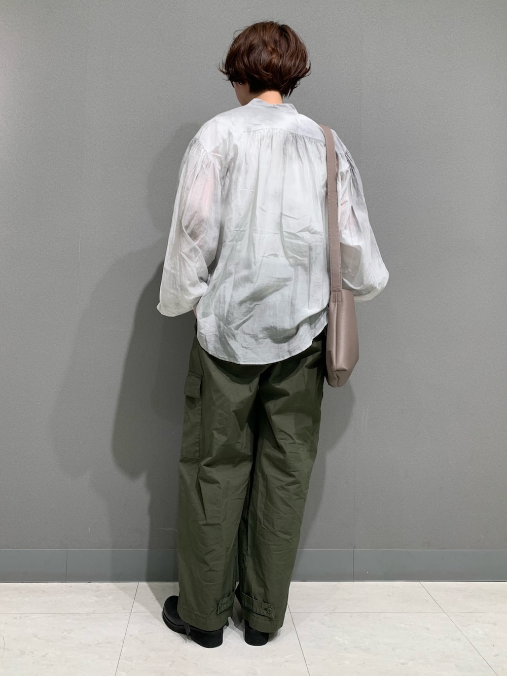 グレー系のシャツ/ブラウス、ホワイト系のタンクトップ、グリーン系のその他パンツを着用したレディースの秋コーディネートの4枚目の写真